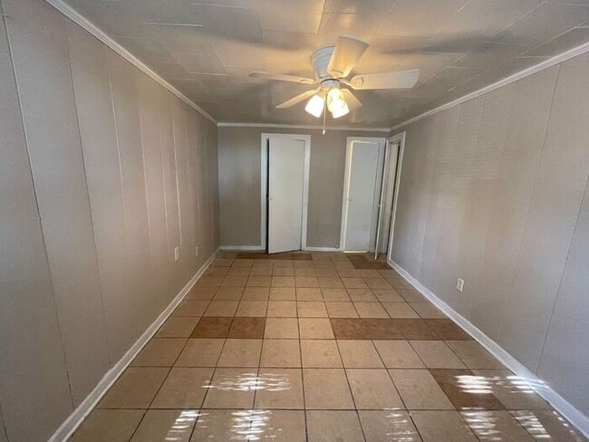 Building Photo - Cozy 1 Bedroom 1 Bath Downstairs Unit Read...