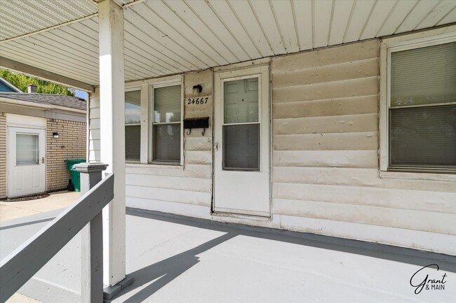 Building Photo - 3 bedroom bungalow $1200