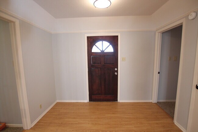 Building Photo - Available Now: Stunning 4-bedroom, 2-bath ...