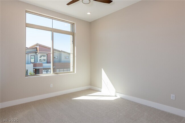 Building Photo - 5086 Cyn Xing St