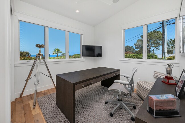 Building Photo - 555 Amphitheatre Dr