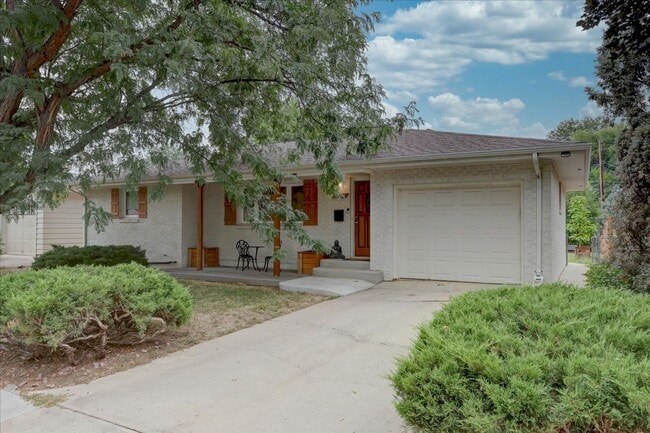 Building Photo - Beautifully renovated ranch home with drea...