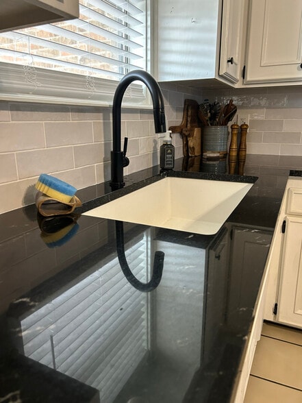 Building Photo - 606 W Ridge Dr