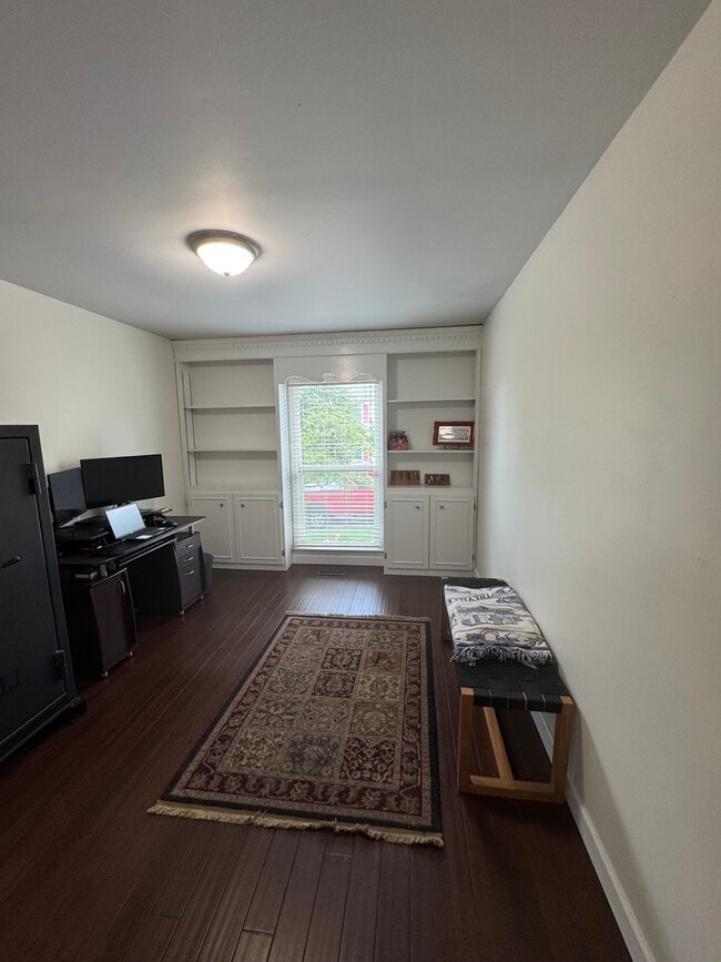 Building Photo - 5064 English Village Dr