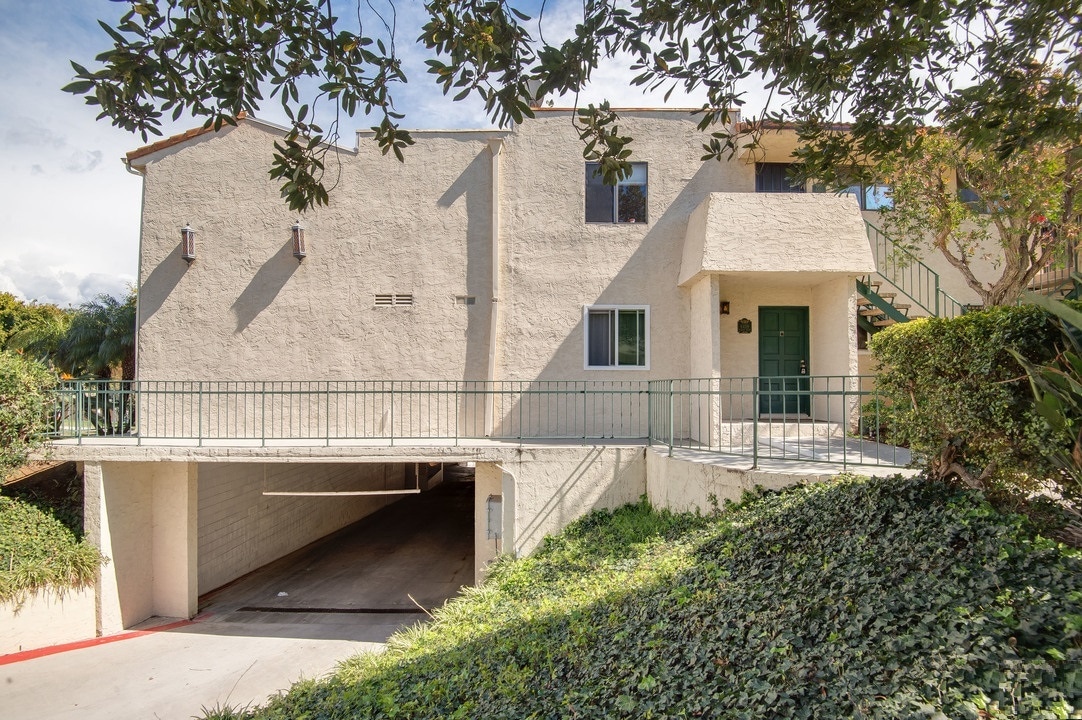 Building Photo - 6459 Kanan Dume Rd