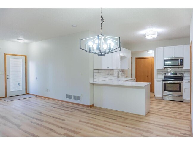 Building Photo - 112X Crystal Pl W