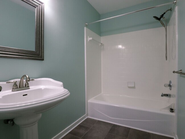 Building Photo - Spacious 4-Bedroom with Fenced Yard, Deck,...