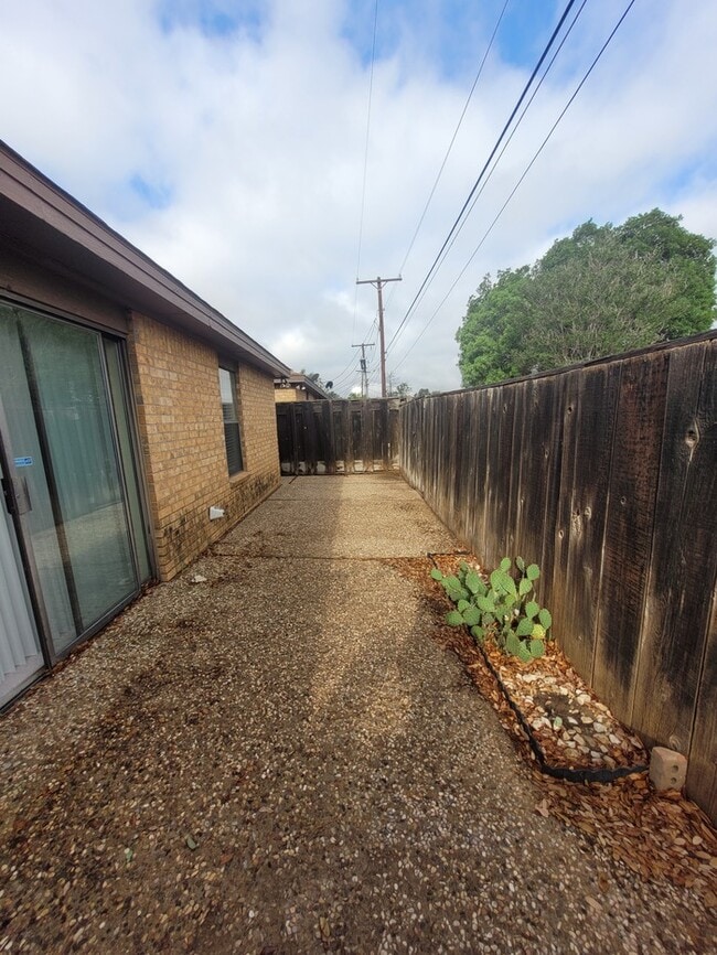 Building Photo - 2 bed 2 bath townhome with 1 car garage