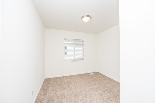 Building Photo - 3 Bedroom home in Yelm with Garage