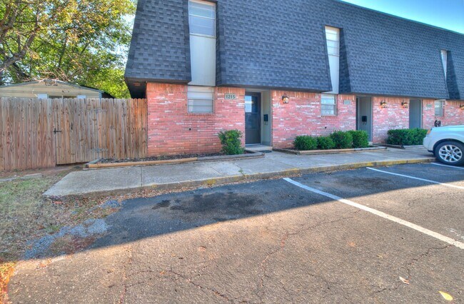 Primary Photo - Newly Renovated 2bed 2 bath !Townhome