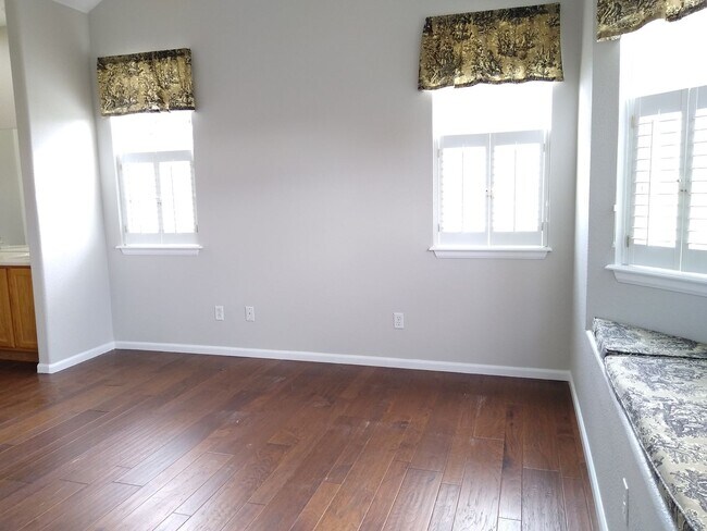 Building Photo - Stunning Highlands Ranch Townhome