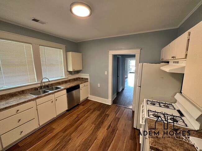 Building Photo - Recently Renovated Brick Home Minutes Away from Crosstown, Midtown, Rhodes & More!