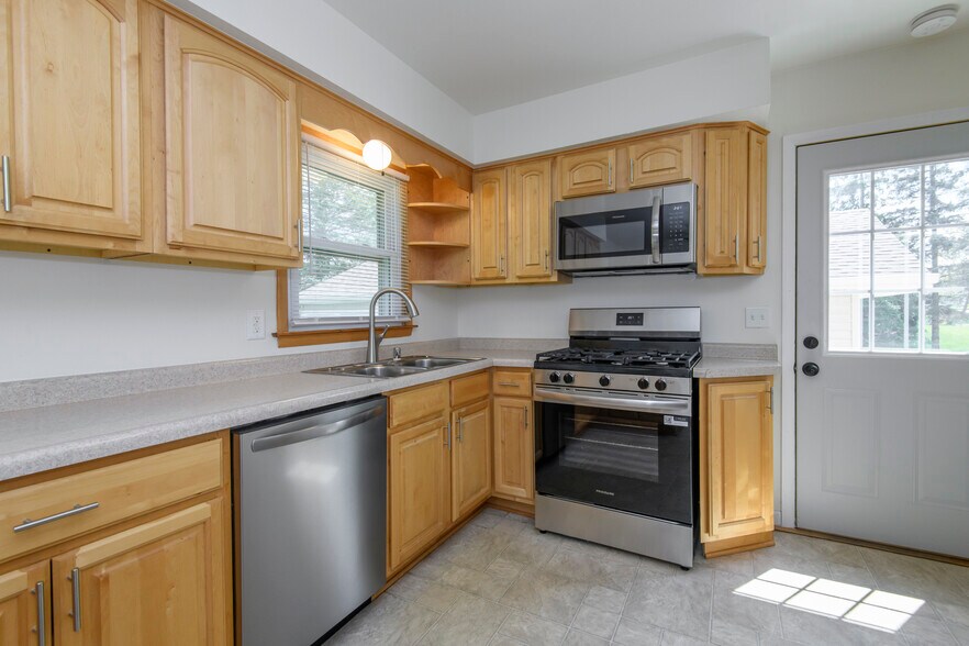 Building Photo - W149N6158 Pocahontas Dr