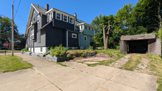 Building Photo - Spacious 4-bedroom, 1.5-bath home in Akron