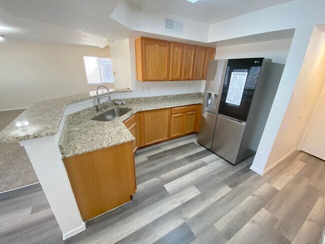 Building Photo - 4bed/2bath plus Bonus Loft!