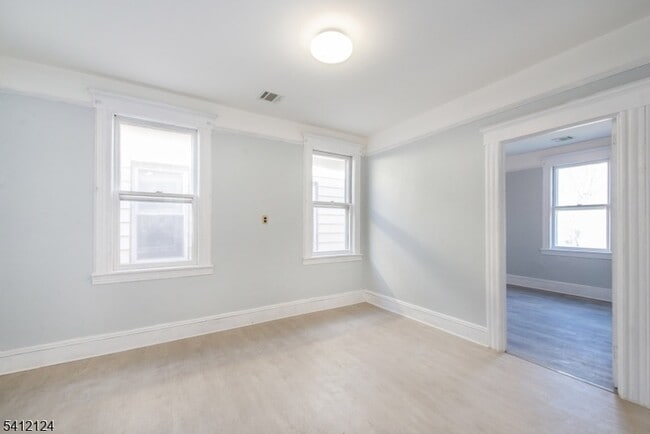 Building Photo - 51 Maple St