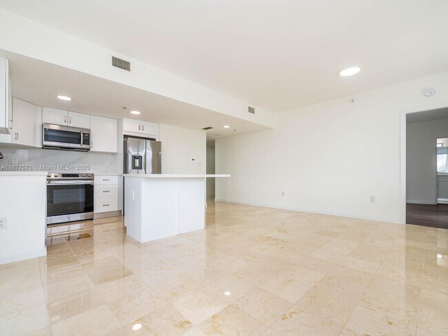 Building Photo - 1402 Brickell Bay Dr