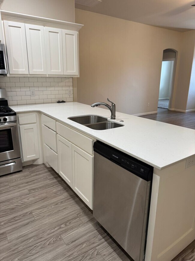 Building Photo - Charming 2 bed/2 bath in gated community The Enclave!