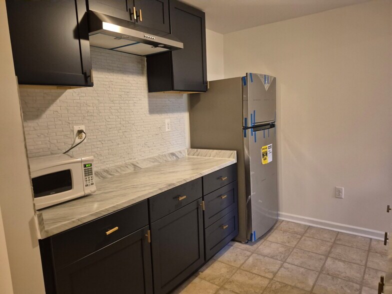 Building Photo - 4 Fieldstone Ct