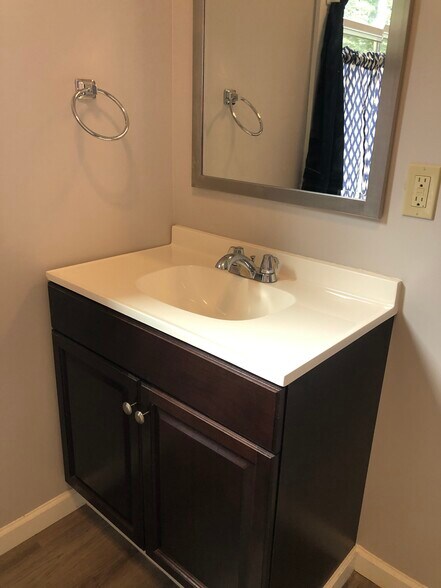 Building Photo - 437 W 6th St