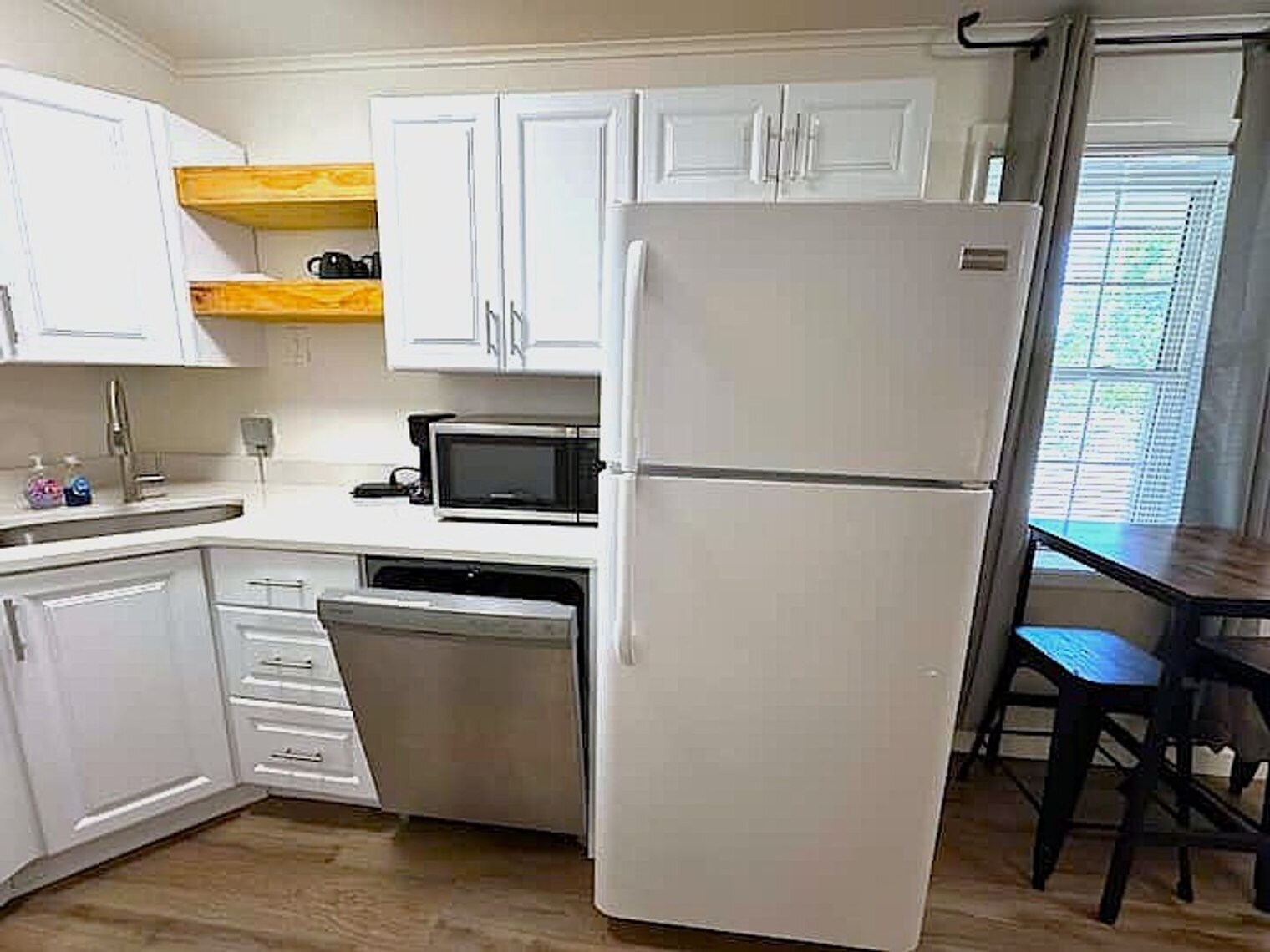 Building Photo - 802 S Elm St