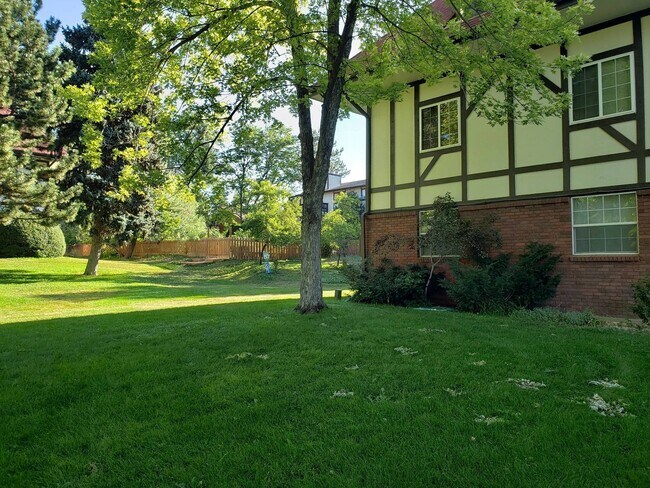 Building Photo - Nicely Updated One Bedroom Condo Available...