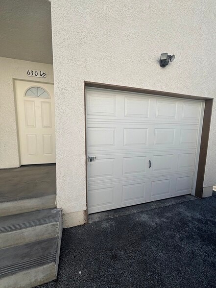 Building Photo - 630 1/2 W 79th St