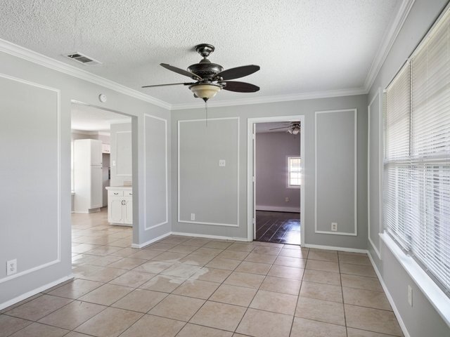 Building Photo - 830 E Linda Dr
