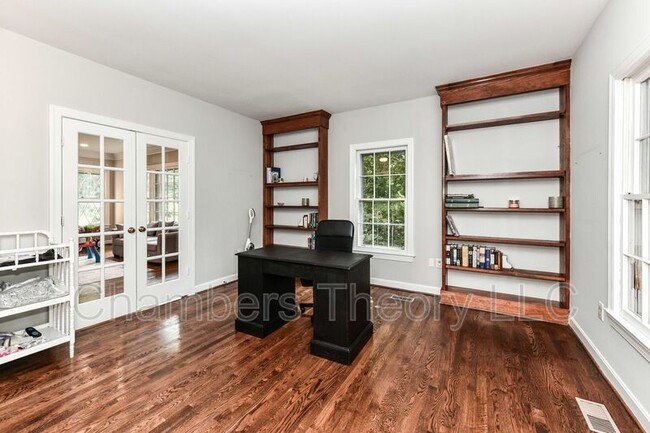 Building Photo - 2030 Spring Branch Dr