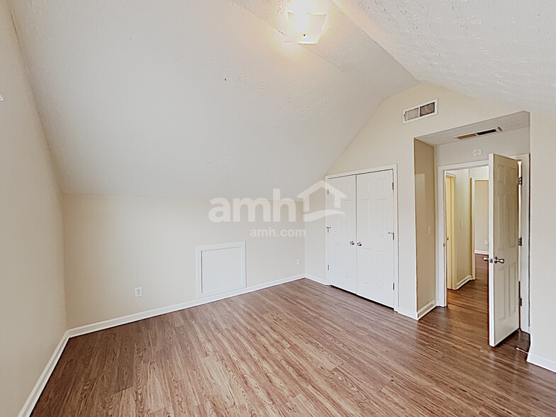 Building Photo - 221 Millstone Dr