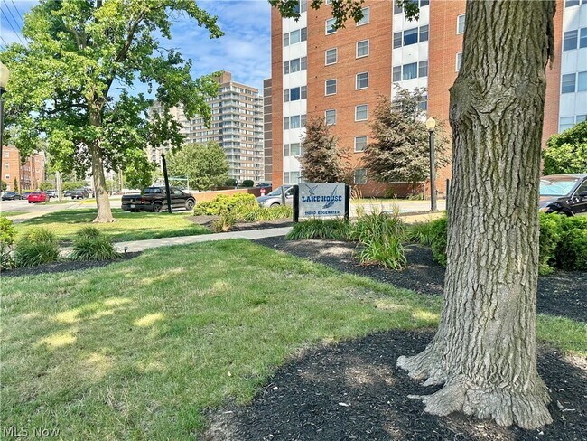 Building Photo - 11850 Edgewater Dr