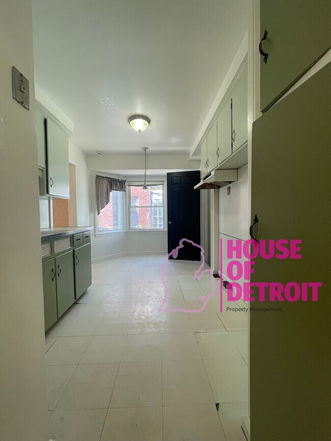 Building Photo - Summer Special~ 3 BEDROOM 1 BATH BUNGALOW ...