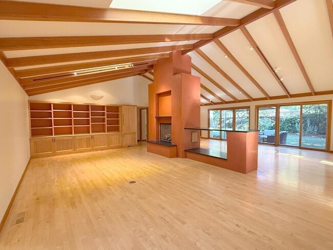 Building Photo - 335 Claremont Way