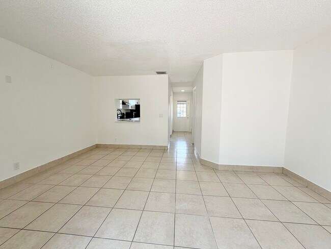 Building Photo - 799 Hill Dr