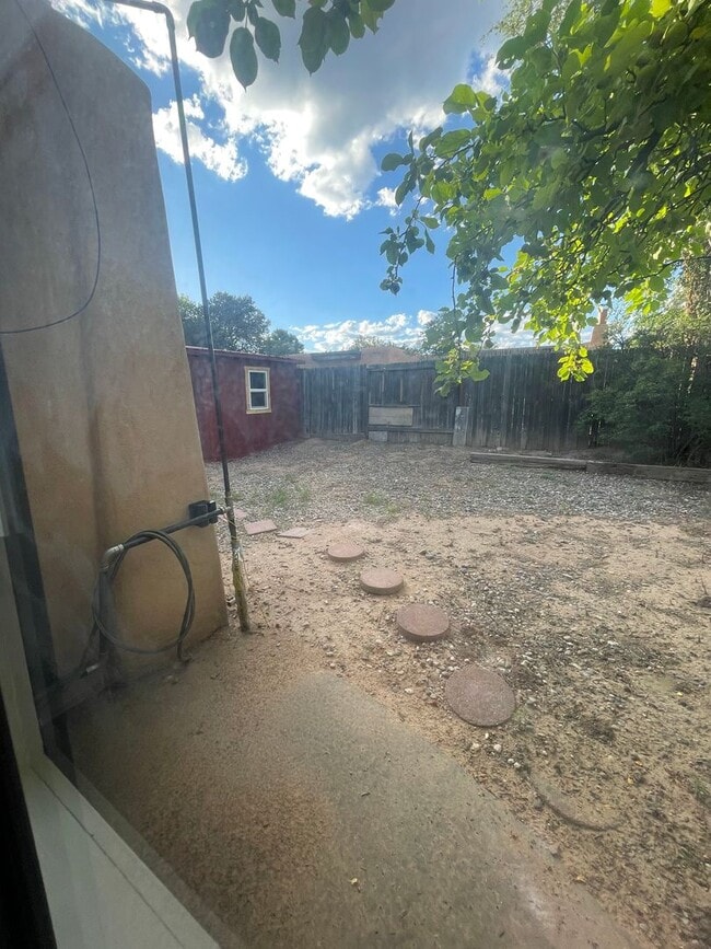 Building Photo - Newly updated & Ready to move in - 3 bdr, ...