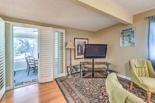 Building Photo - 1 Bedroom Casita with Pool Access!