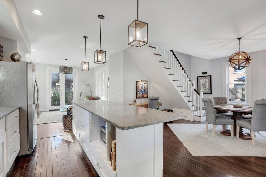 Building Photo - 799 S Lazelle St