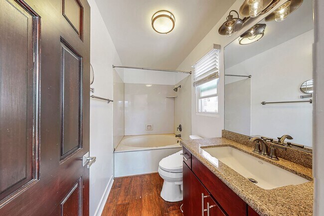 Building Photo - Stunning Condo with Downtown Views – Prime...