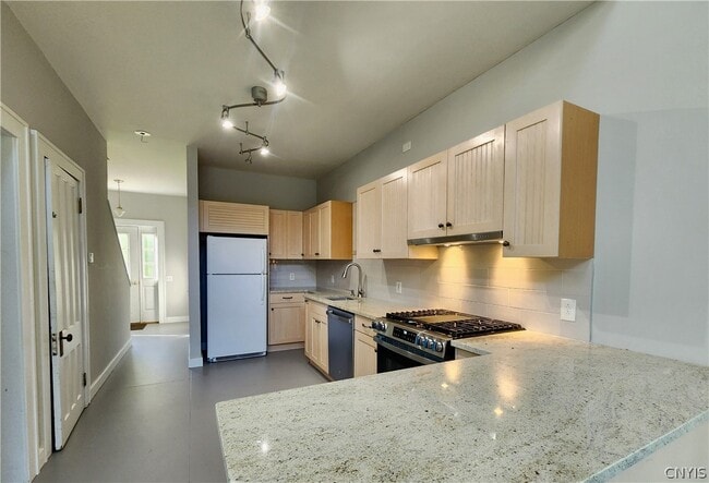 Building Photo - 15 Etna Rd