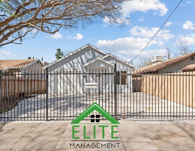 Building Photo - Charming 3-Bedroom, 2-Bath Home in Prime S...