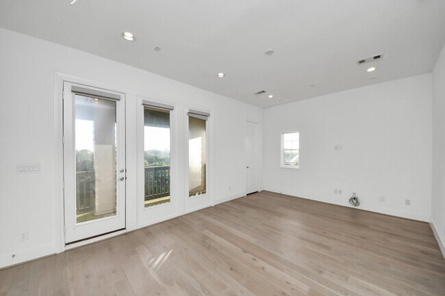 Building Photo - 4005 Woodshire Vlg Ests