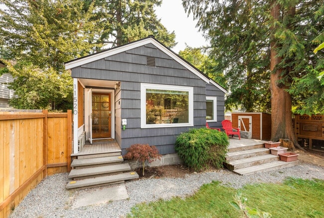 Building Photo - 11520 Roosevelt Way NE