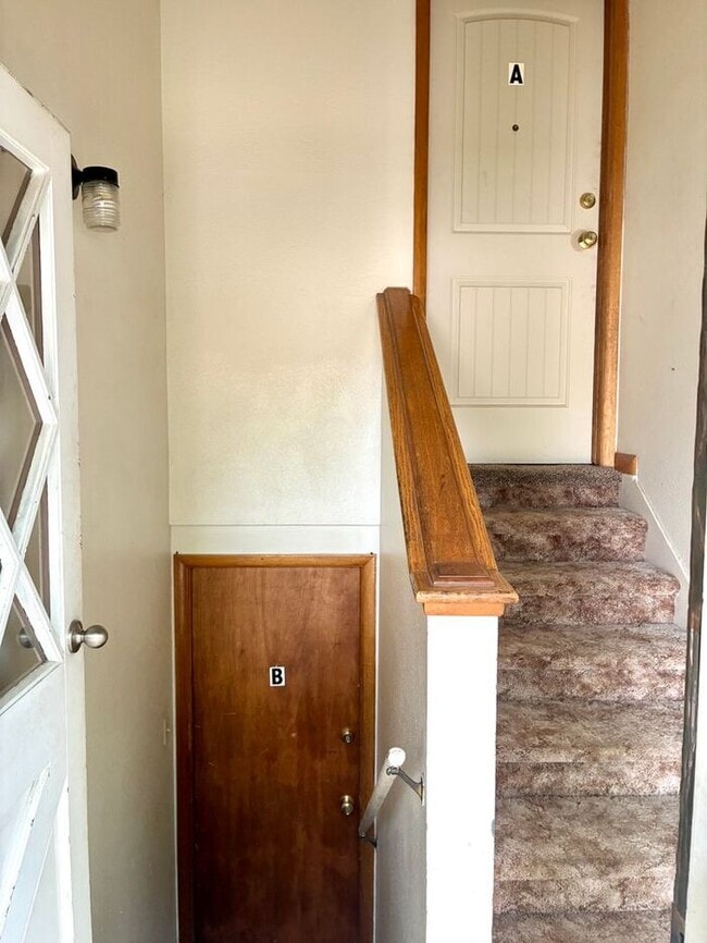 Building Photo - Upper Level 2 Bedroom 1 Bath Duplex Unit in Central Loveland, CO