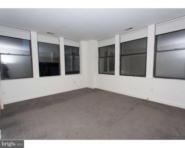 Building Photo - 220 S 16th St