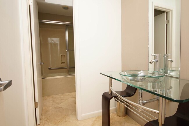 Building Photo - Bluewater Bay Townhome - 6 month lease Only