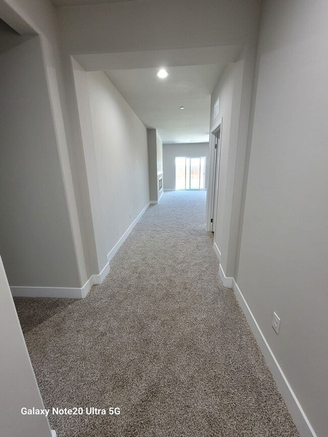 Building Photo - Gorgeous home located in Northeast Bakersf...