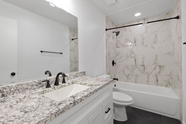 Building Photo - Just Listed! Step into one of the Northland’s most conveniently located gems!