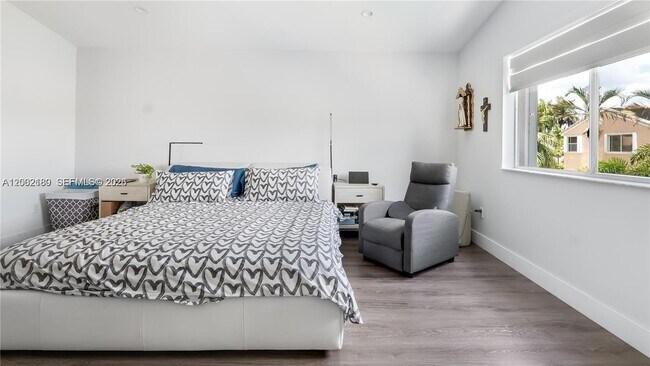 Building Photo - 321 SW 194th Ave