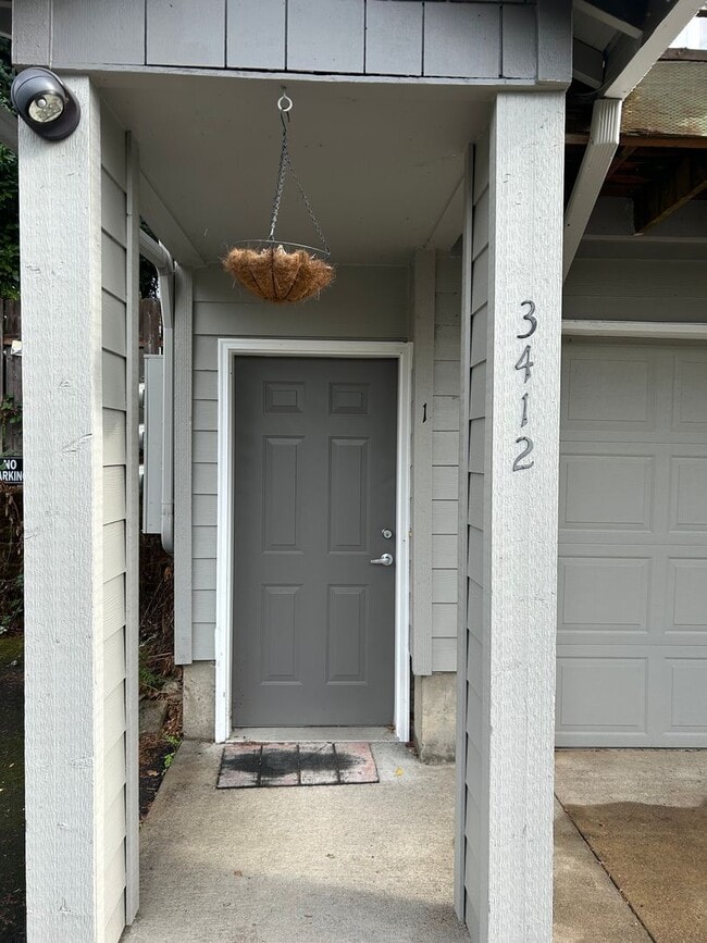 Building Photo - Fabulous 2 bed, 2 bath townhome with garage available for lease!