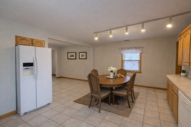 Building Photo - 50 School St